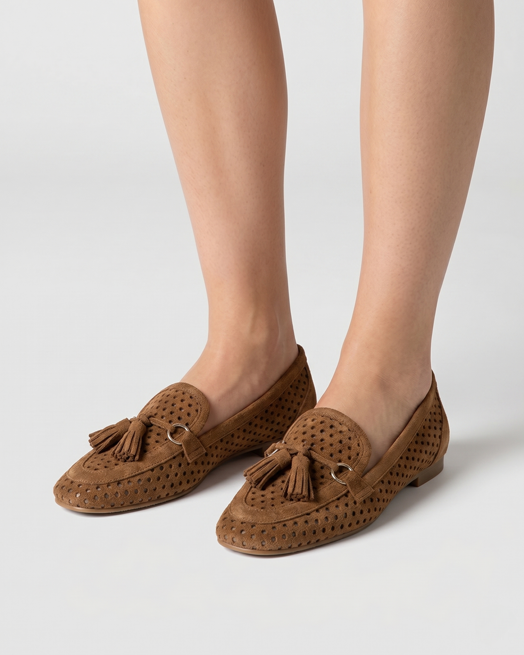 Mocasín plano de ante marrón con diseño troquelado transpirable y borlas clásicas