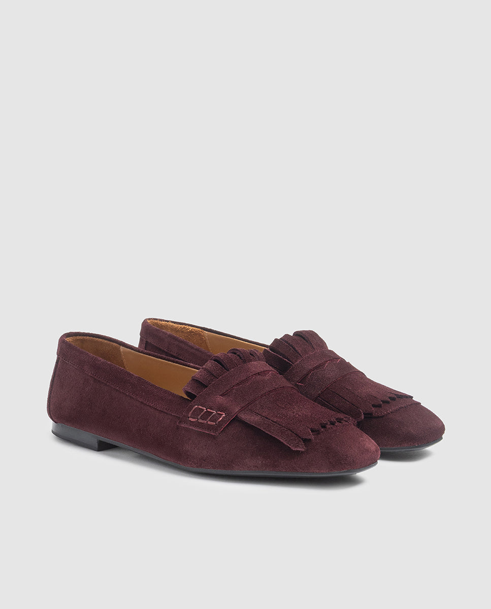 Vista frontal 3/4 de mocasines de mujer en ante granate con antifaz y flecos