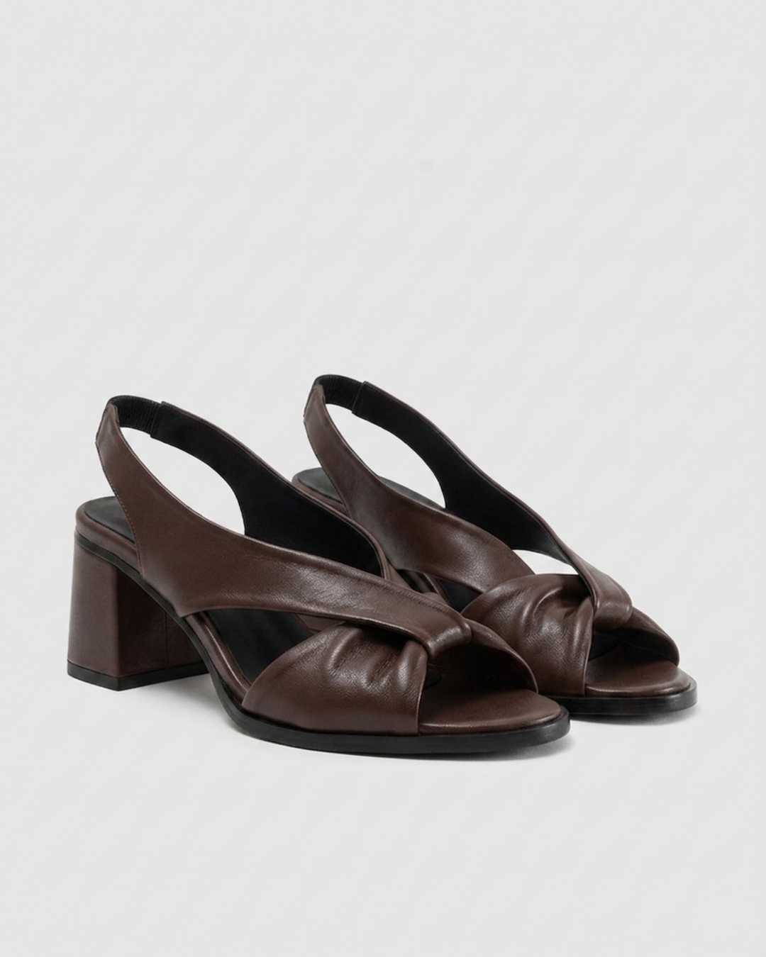 Vista frontal 3/4 de sandalia destalonada para mujer con tacón bloque y tiras cruzadas en piel color chocolate modelo Ona Dansi