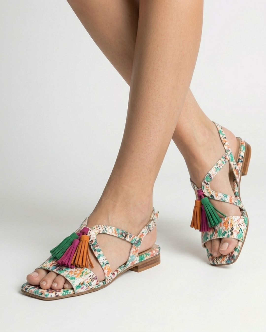 Sandalia plana de tiras con estampado multicolor floral y detalle de borlas llamativas Dansi