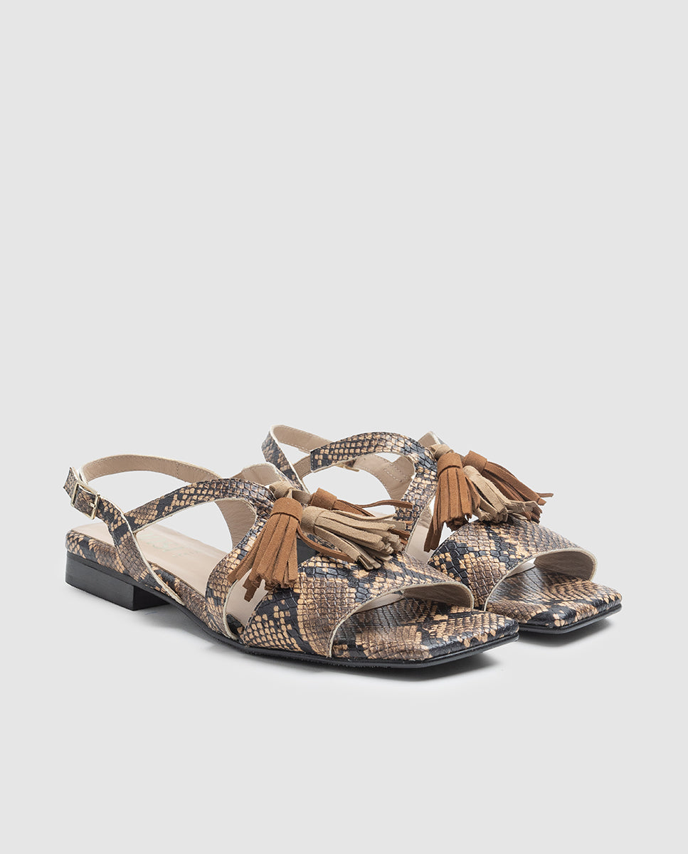Detalle borlas ante punta cuadrada sandalia plana animal print Vogue Dansi 8300B 2