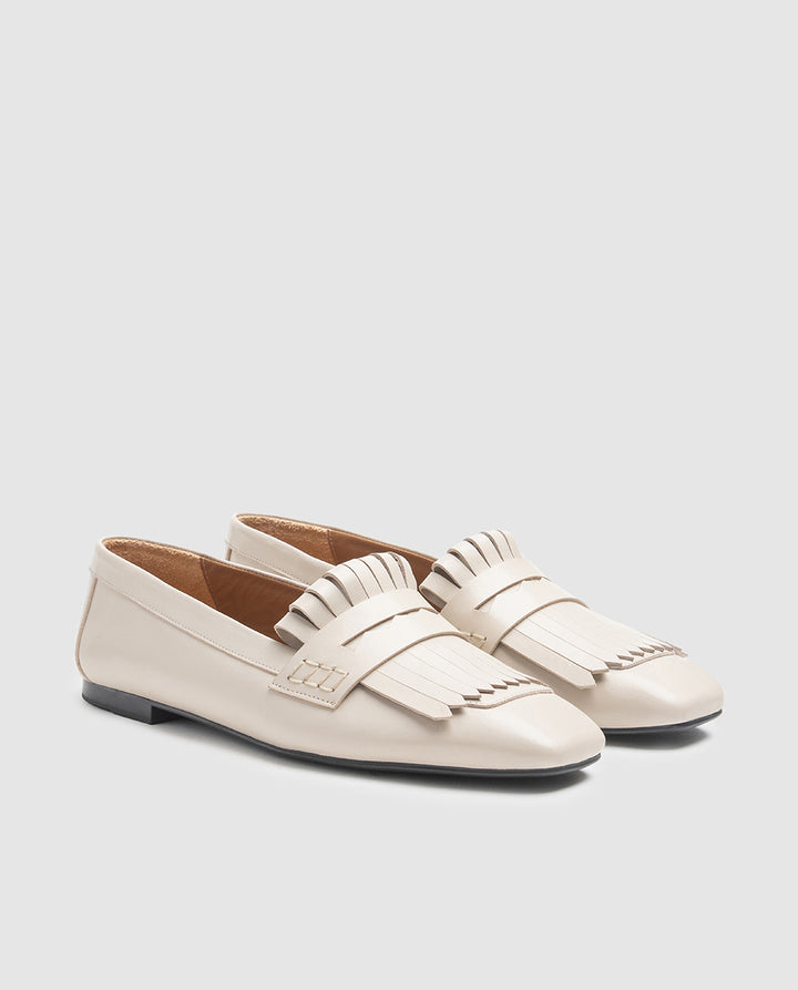 Vista frontal 3/4 de zapatos de mujer en piel color sabia con antifaz y flecos