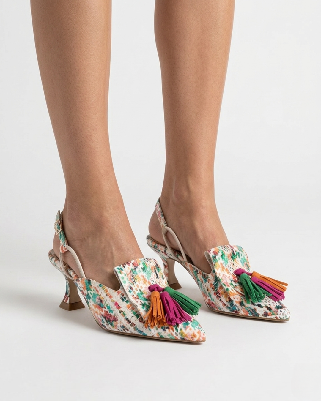 Zapato destalonado de tacón medio con estampado floral multicolor y borlas decorativas