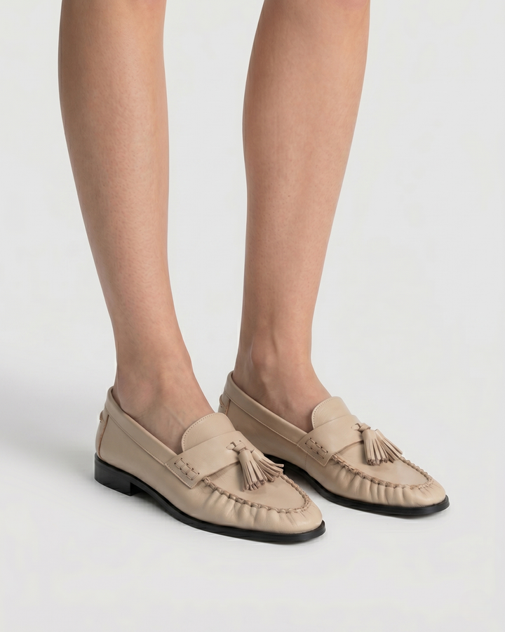 Zapato mocasín mujer piel mestizo color taupe con borlas modelo Dorothy Dansi