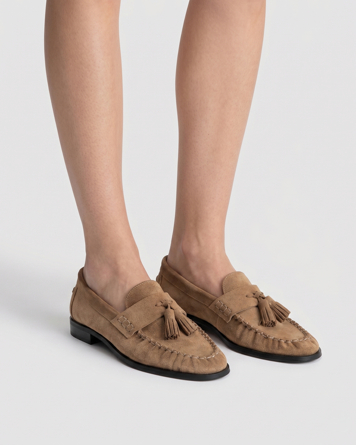 Zapato mocasín mujer piel serraje color marrón con borlas Dansi
