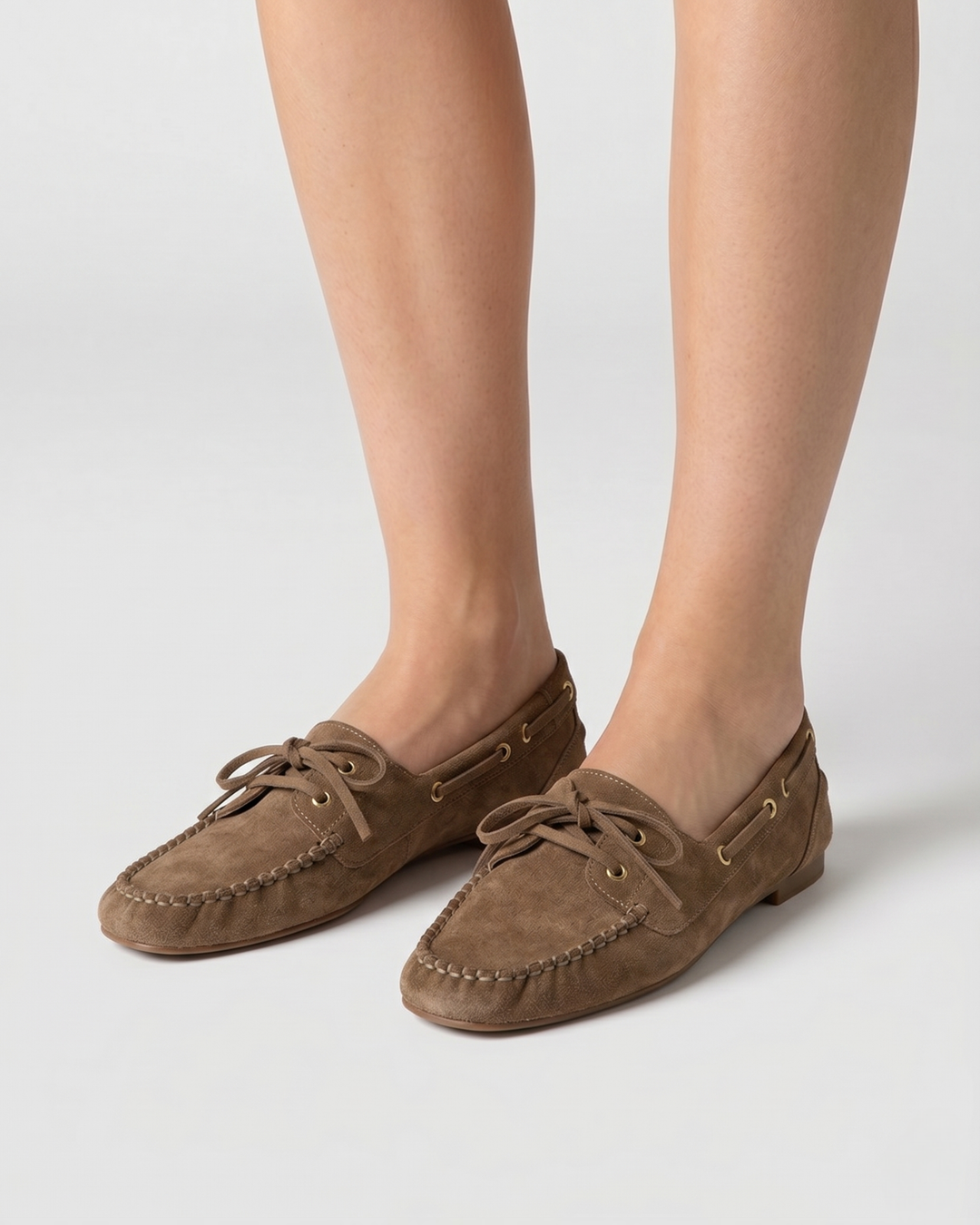 Zapato plano tipo náutico para mujer en suave piel de ante marrón con detalle de lazo