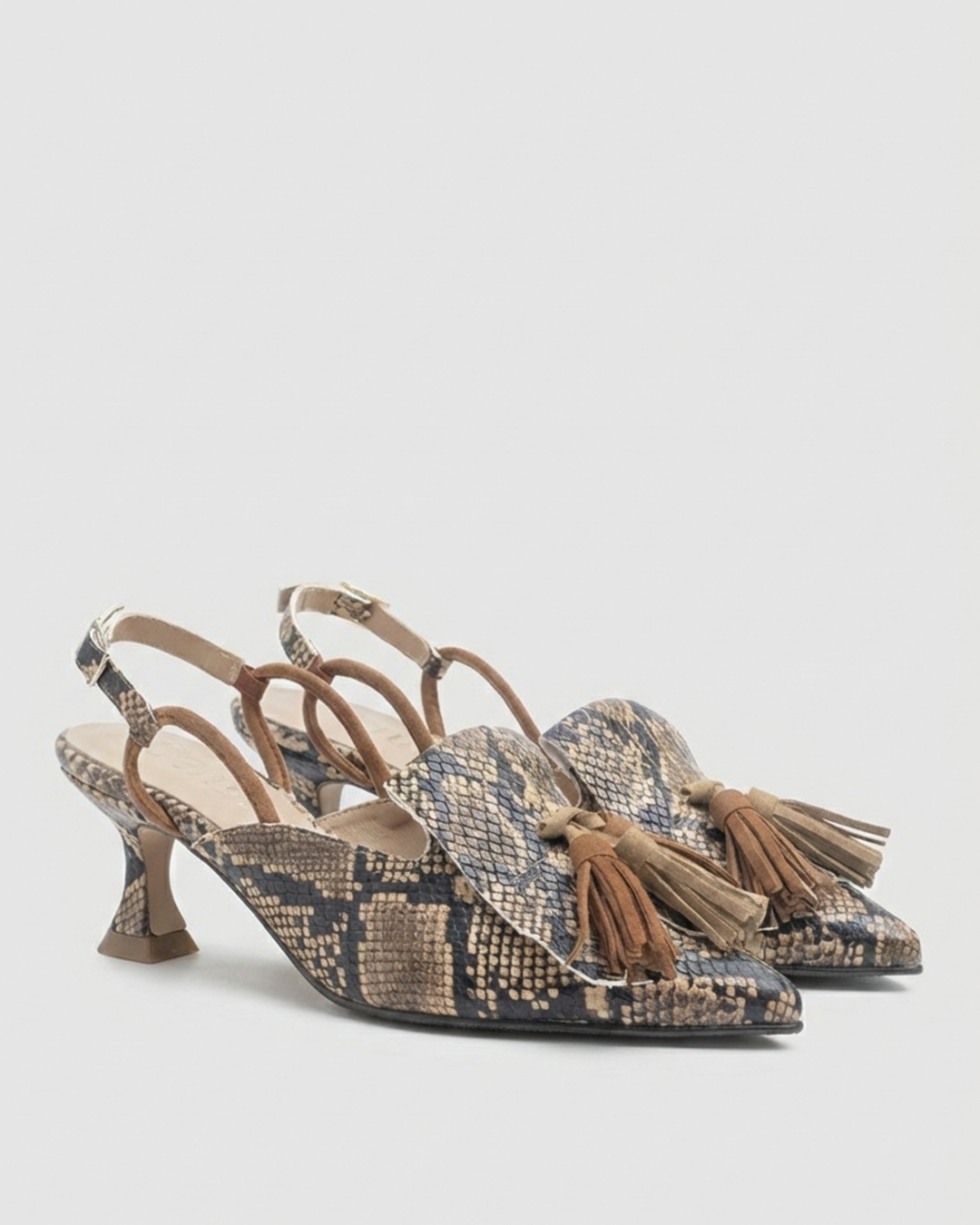 Detalle piel grabado snake y borlas de ante en zapato destalonado Alexis