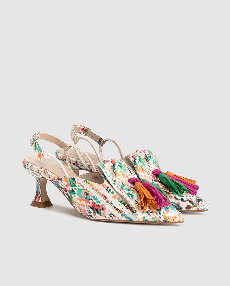 Detalle tacón carrete cómodo y borlas de colores en zapato de piel floral Dansi