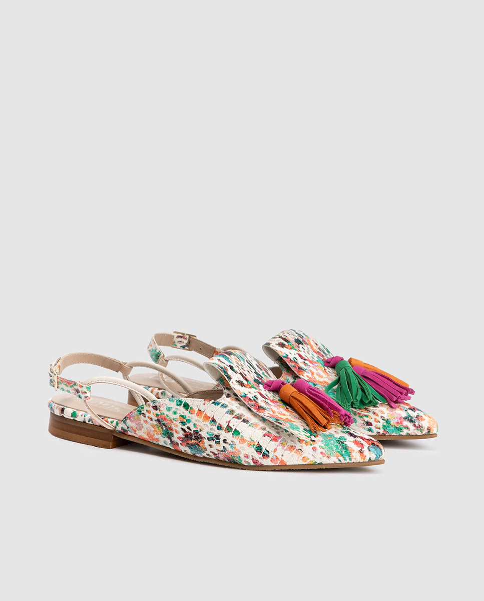 Vista lateral de zapato plano destalonado chloe con punta afilada y suela cómoda de caucho