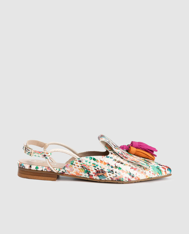 Zapatos destalonados de piel para mujer modelo Chloe con estampado floral multicolor, punta fina y detalle borlas. Hecho en España.