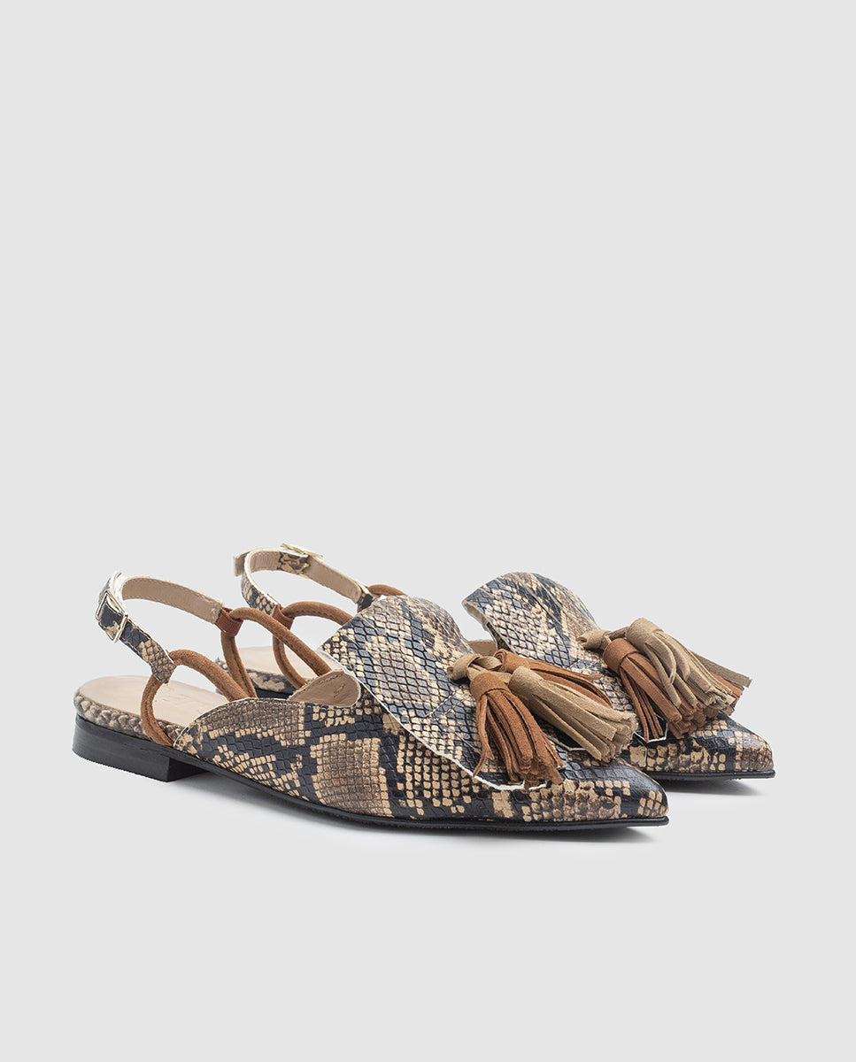 Vista lateral de zapato plano destalonado chloe con punta afilada y suela cómoda de caucho